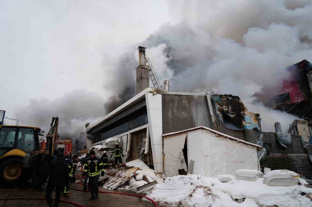 Yangında İçerde Kalan 2 Kişi Ekiplerin Yardımıyla Kurtarıldı