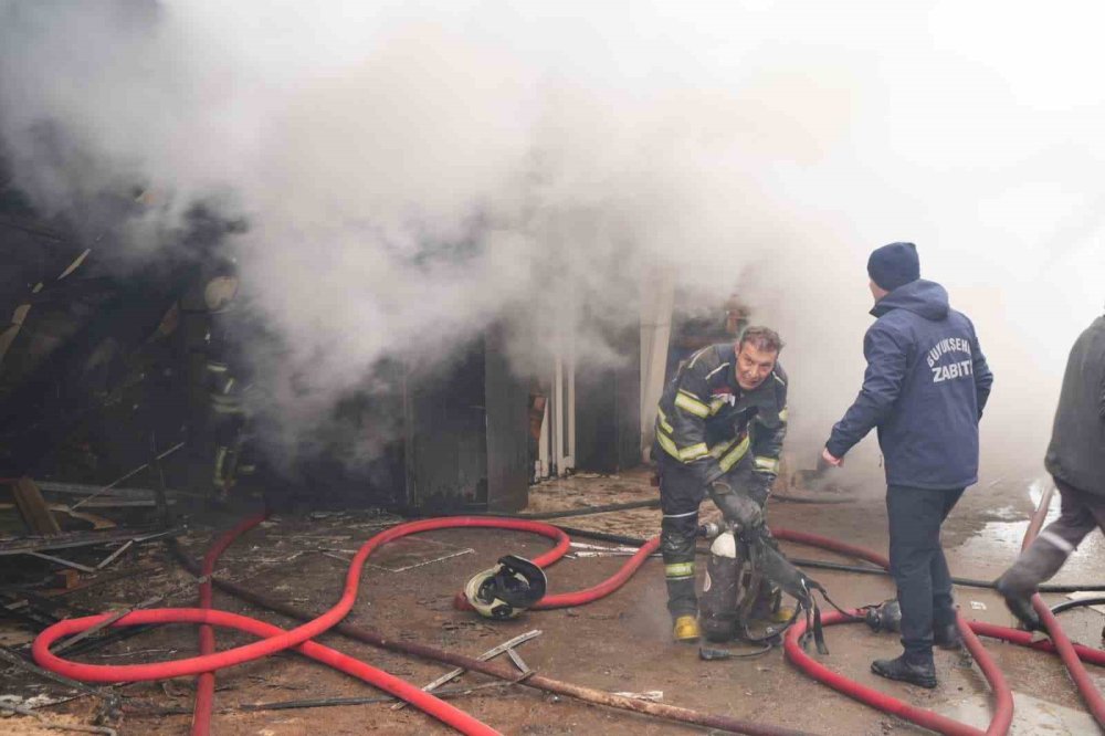 Yangında İçerde Kalan 2 Kişi Ekiplerin Yardımıyla Kurtarıldı