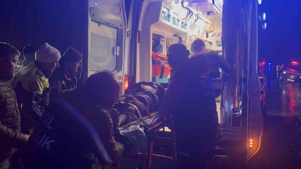 Otomobil Çaya Uçtu: Baba ve Oğlu Hayatını Kaybetti