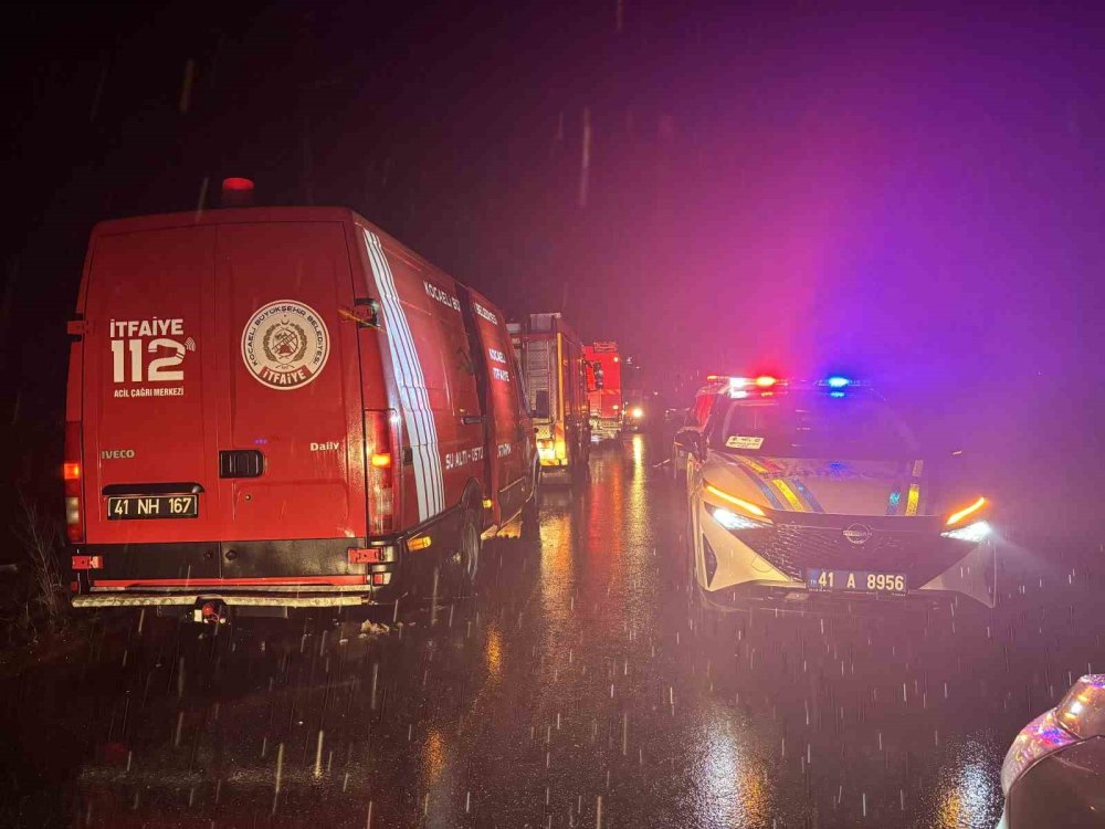 Otomobil Çaya Uçtu: Baba ve Oğlu Hayatını Kaybetti