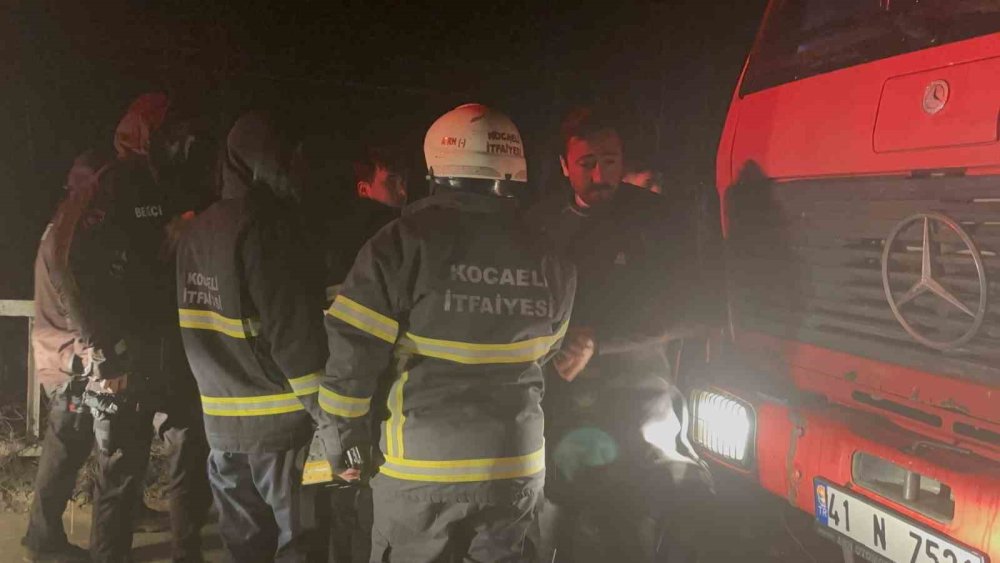 Otomobil Çaya Uçtu: Baba ve Oğlu Hayatını Kaybetti