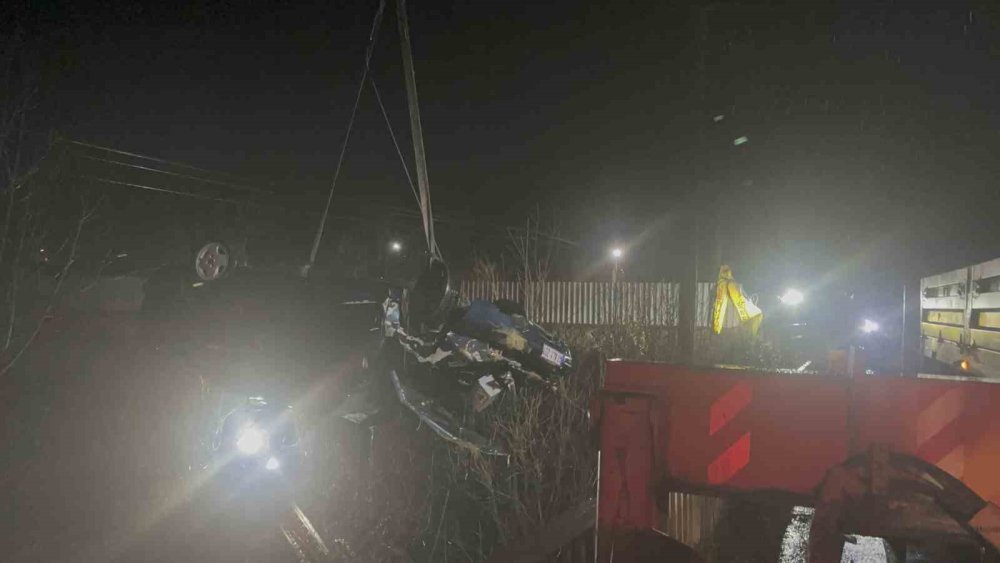 Otomobil Çaya Uçtu: Baba ve Oğlu Hayatını Kaybetti