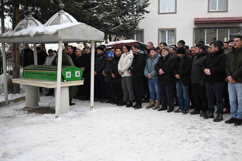 Yangında Hayatını Kaybeden 2 Kişi Gözyaşları Arasında Toprağa Verildi