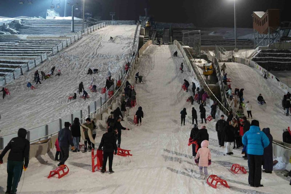 Atlama Kuleleri Pistinde Kızak Keyfi