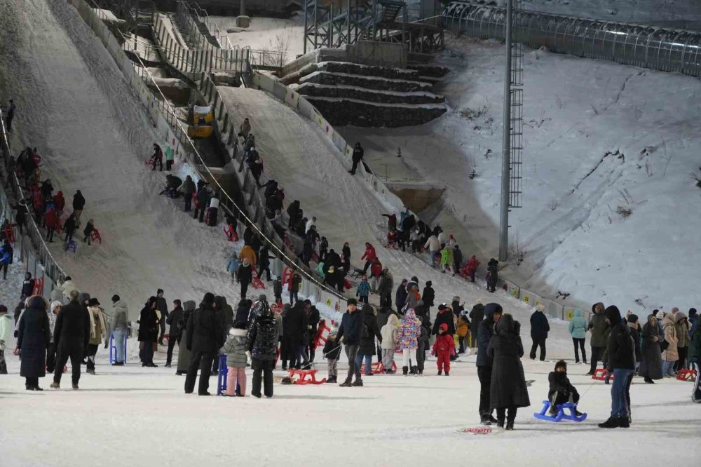 Atlama Kuleleri Pistinde Kızak Keyfi