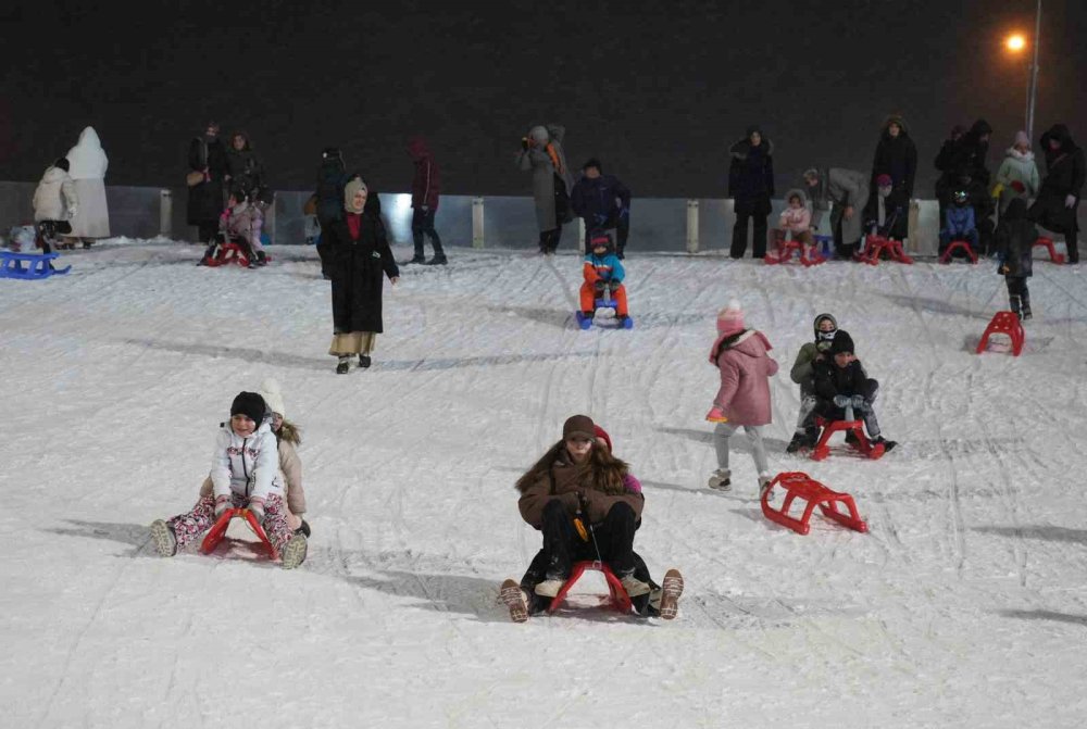 Atlama Kuleleri Pistinde Kızak Keyfi