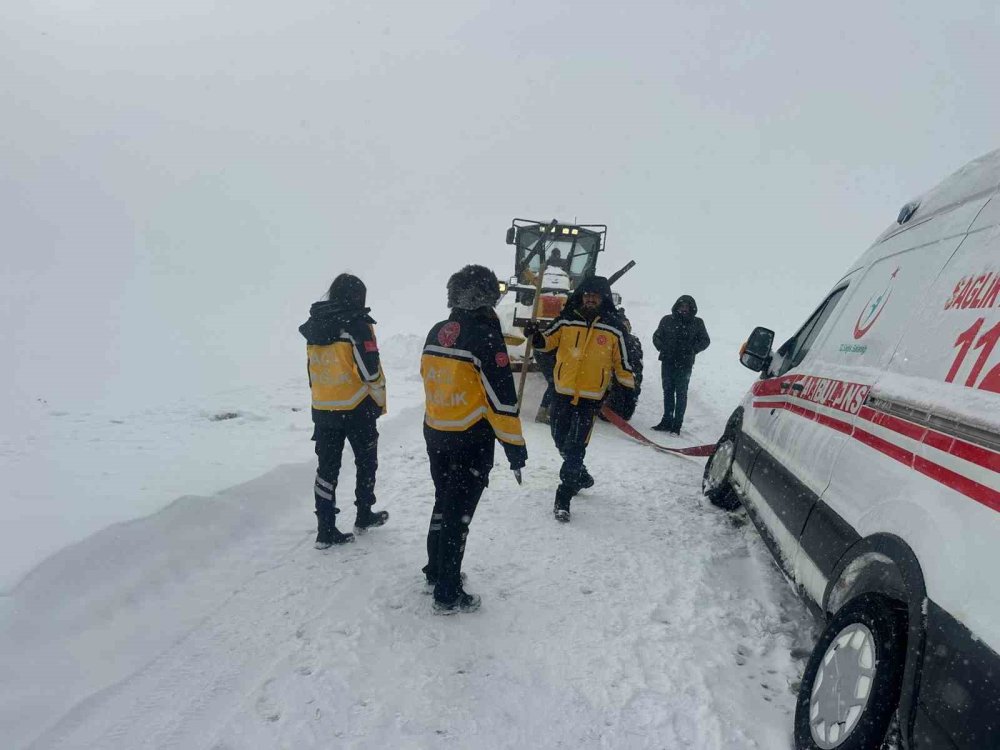 Kars’ta Kar Esareti: Karda Mahsur Kalan Ambulansların İmdadına Özel İdare Yetişti