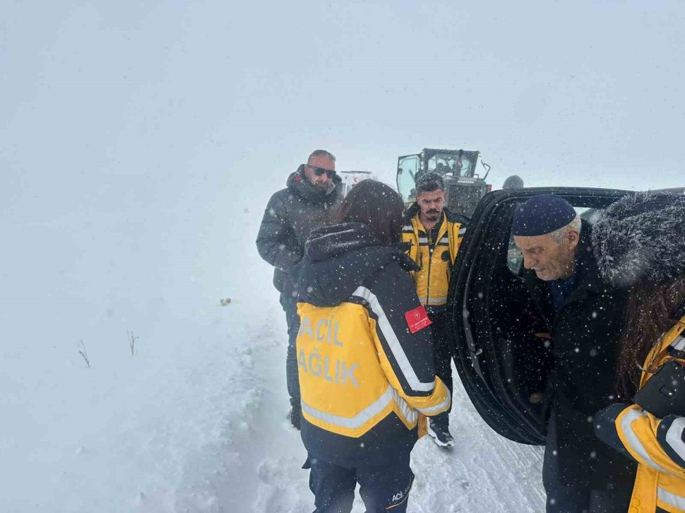 Kars’ta Kar Esareti: Karda Mahsur Kalan Ambulansların İmdadına Özel İdare Yetişti