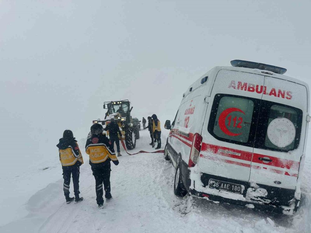 Kars’ta Kar Esareti: Karda Mahsur Kalan Ambulansların İmdadına Özel İdare Yetişti