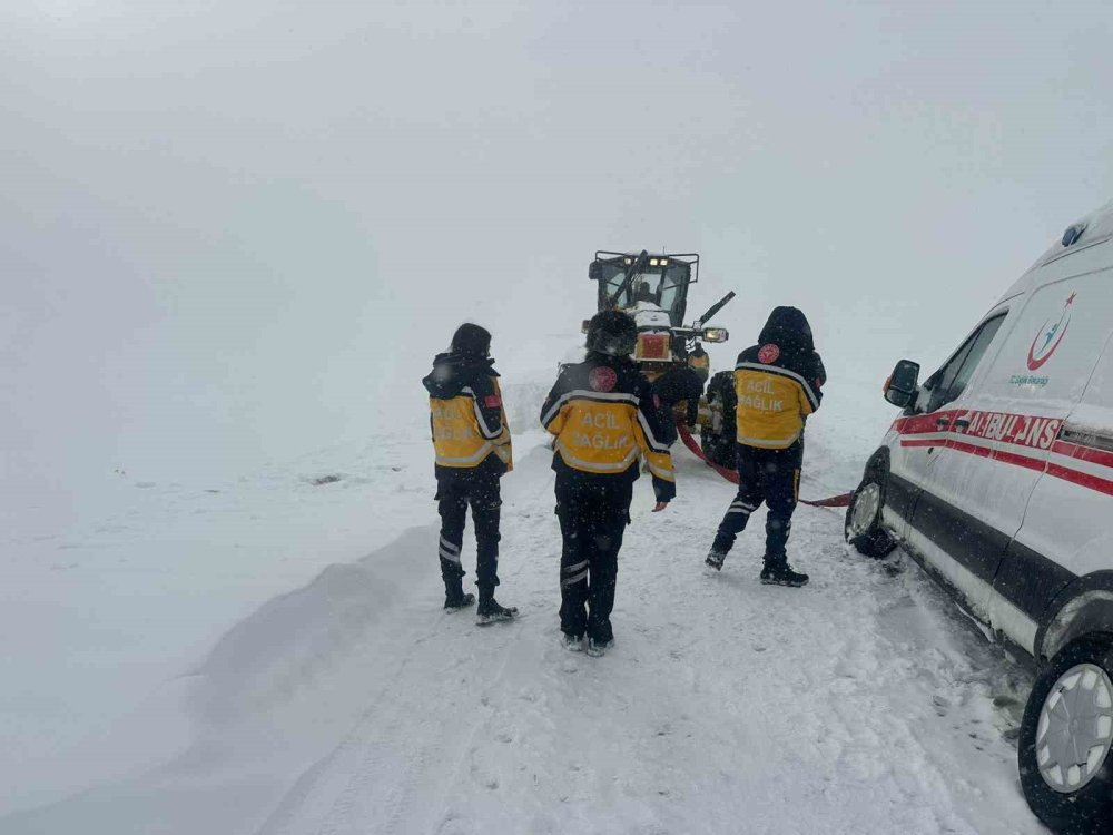 Kars’ta Kar Esareti: Karda Mahsur Kalan Ambulansların İmdadına Özel İdare Yetişti