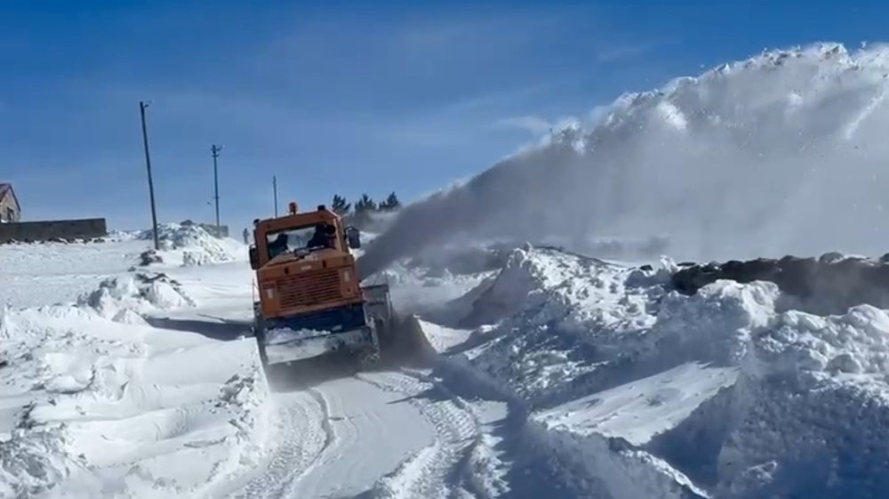 Kars'ta Yoğun Kar Yağışı ve Tipi.. 208 Köy Yolu Ulaşıma Kapandı!