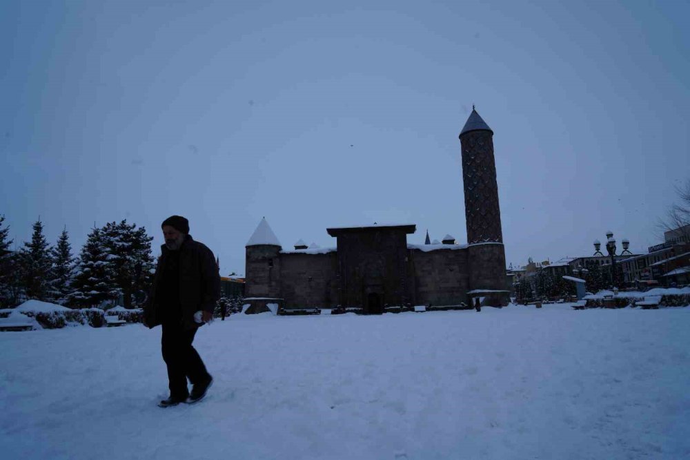 Erzurum’da 690 Mahallenin Yolu Ulaşıma Kapalı