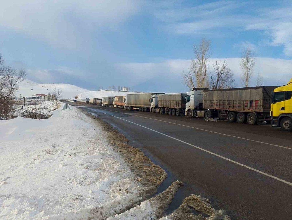 Yol Ağır Tonajlı Araç Trafiğine Kapatıldı.. Kilometrelerce Kuyruk Oluştu!