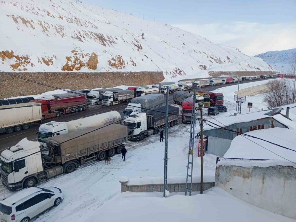 Yol Ağır Tonajlı Araç Trafiğine Kapatıldı.. Kilometrelerce Kuyruk Oluştu!