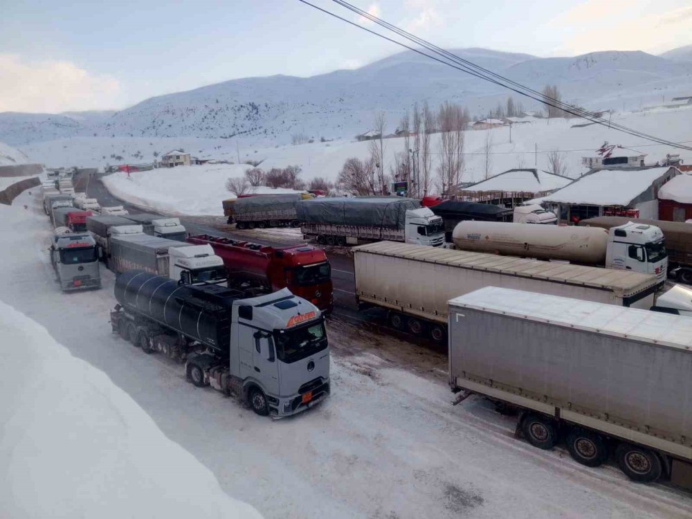 Yol Ağır Tonajlı Araç Trafiğine Kapatıldı.. Kilometrelerce Kuyruk Oluştu!