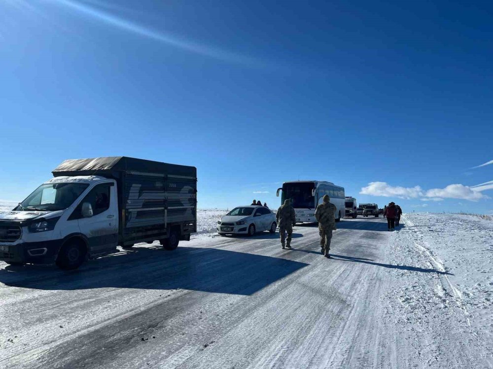 Eksi 30’a Düşen Sıcaklıklarda Buz Pistine Dönen Yolda Araçlar Mahsur Kaldı