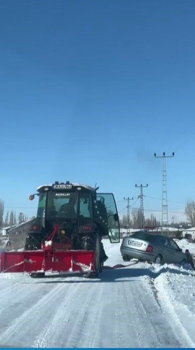 Kars’ta Kara Saplanan Araçlar Vatandaşlar Tarafından Kurtarıldı