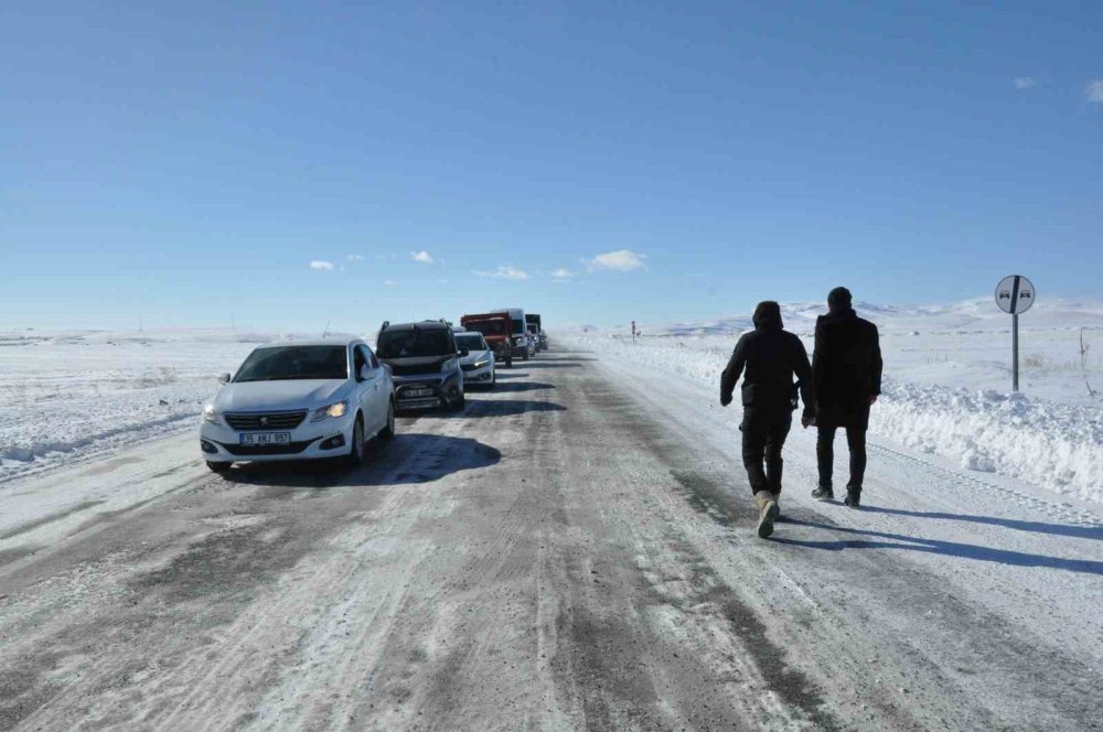 Kars’ta Tırın Kaymasıyla Kapanan Karayolu Yeniden Ulaşıma Açıldı