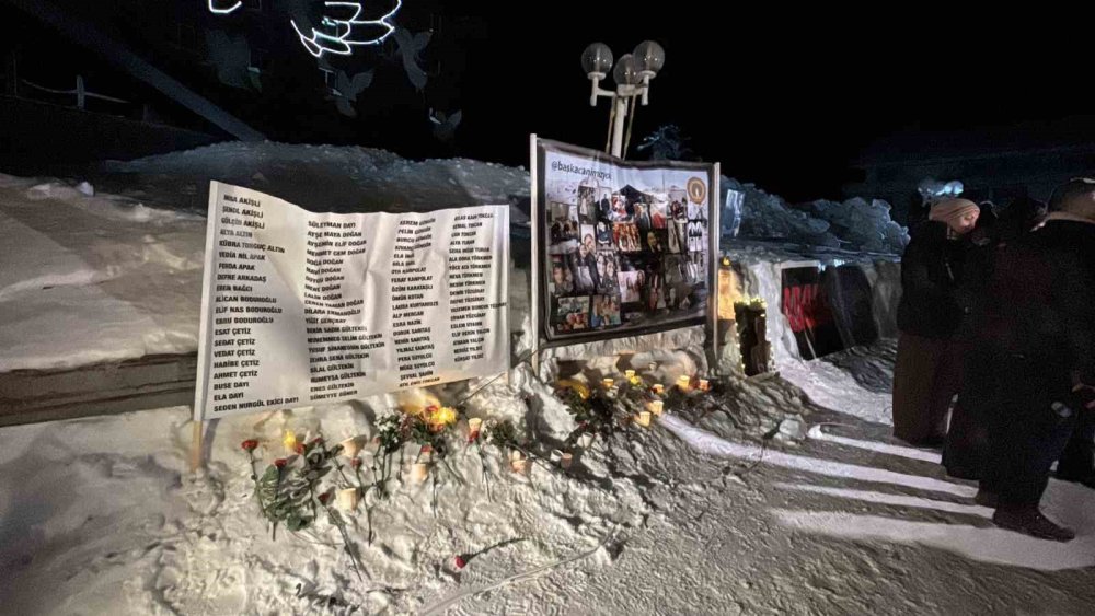 Kartalkaya Yangın Faciasının Birinci Yıldönümünde Acılı Aileler Otel Önünde Bir Araya Geldi