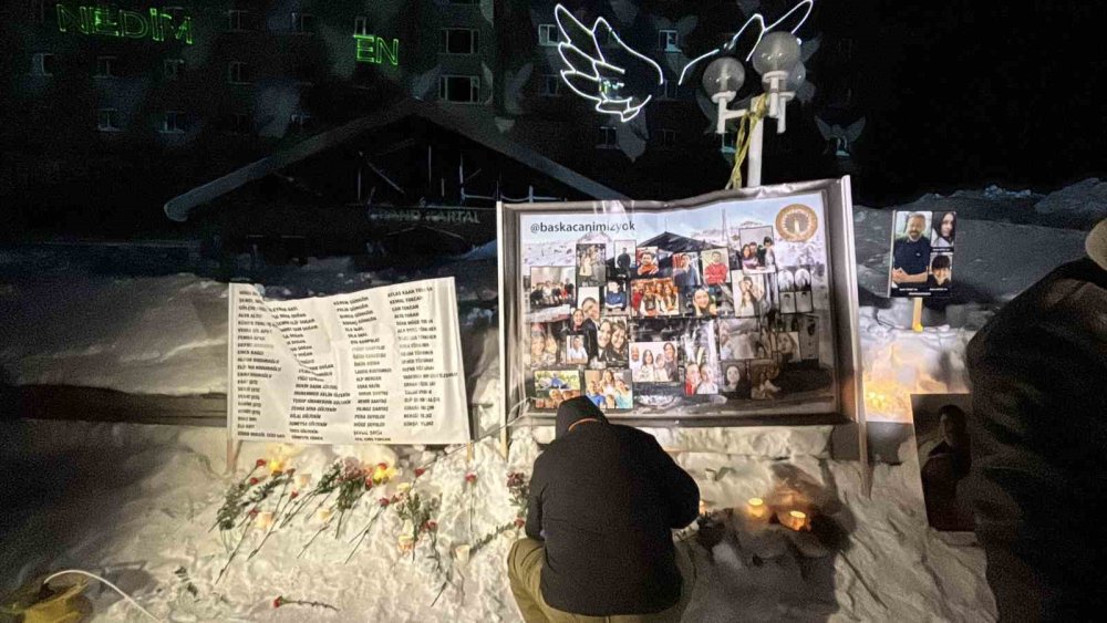 Kartalkaya Yangın Faciasının Birinci Yıldönümünde Acılı Aileler Otel Önünde Bir Araya Geldi