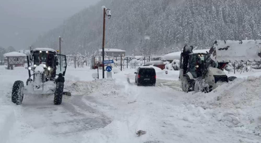 Uzungöl’de Kar Kalınlığı 1 Metreyi Aştı