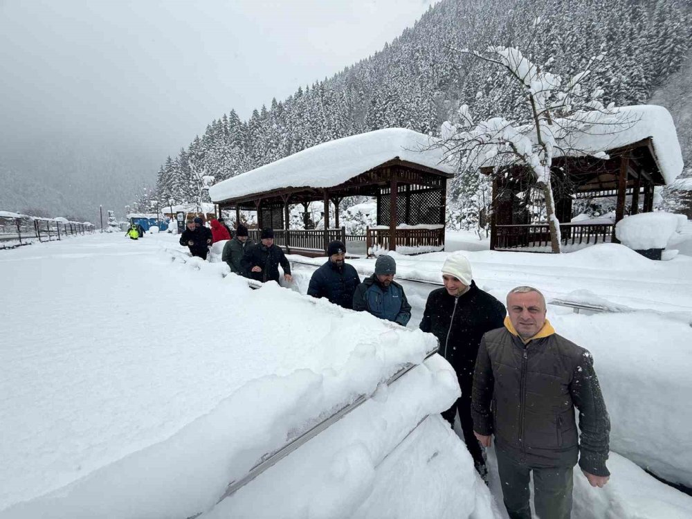 Uzungöl’de Kar Kalınlığı 1 Metreyi Aştı