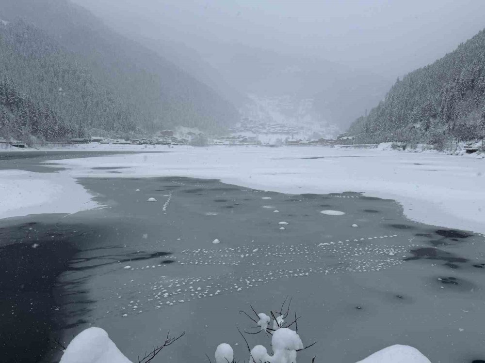 Uzungöl’de Kar Kalınlığı 1 Metreyi Aştı