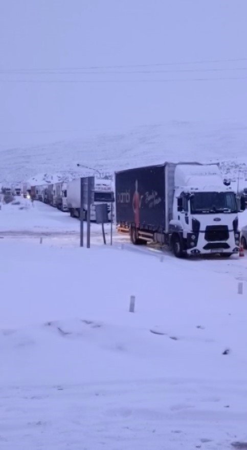 Kar Yağışı Sivas’ı Esir Aldı, Birçok Karayolu Ulaşıma Kapatıldı