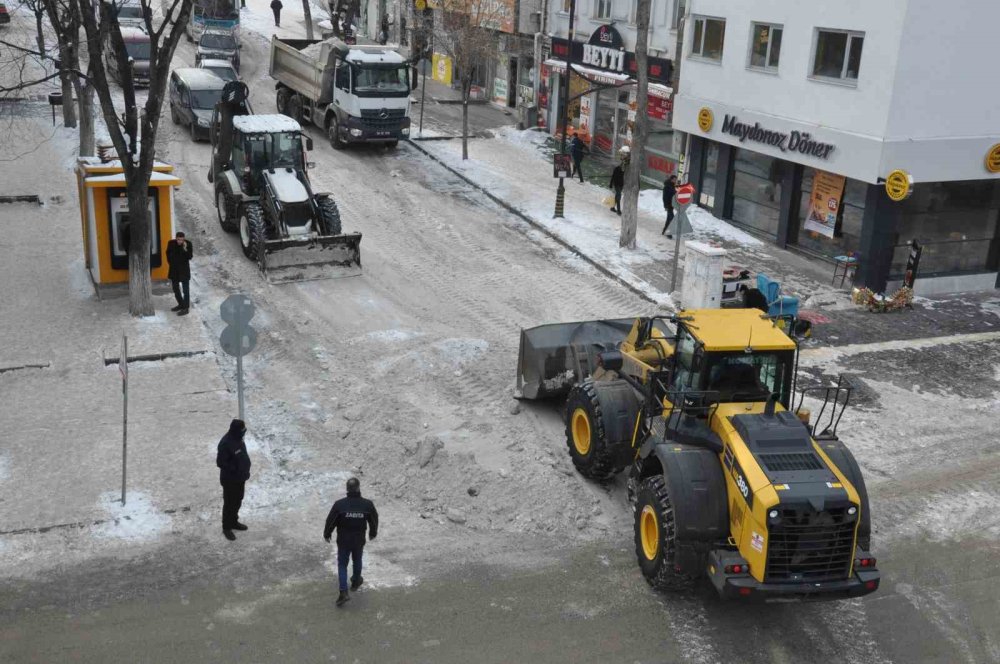 Kars Belediyesi’nden Yoğun Kar Mesaisi: Caddeler Temizleniyor