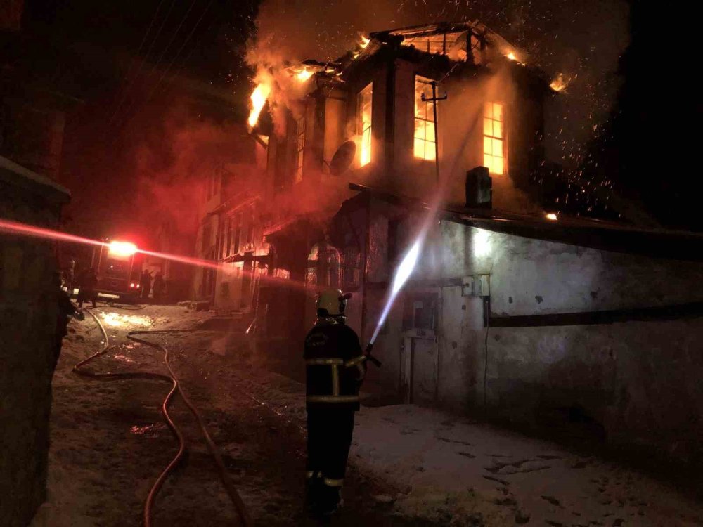 Kastamonu’da Üç Katlı Tarihi Konak Yangında Küle Döndü