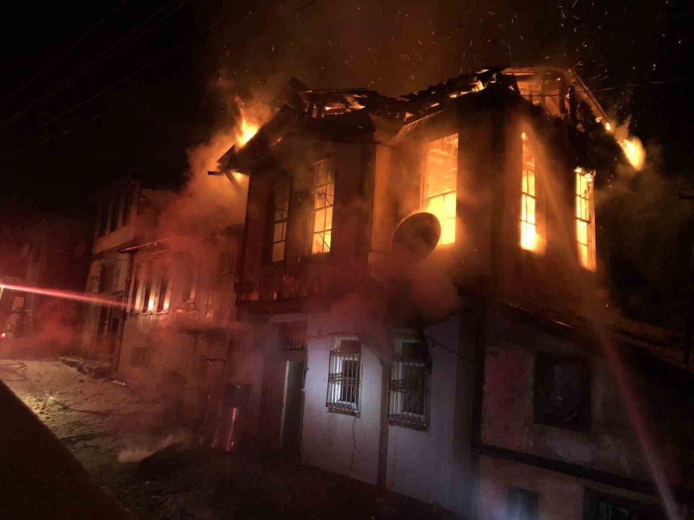 Kastamonu’da Üç Katlı Tarihi Konak Yangında Küle Döndü