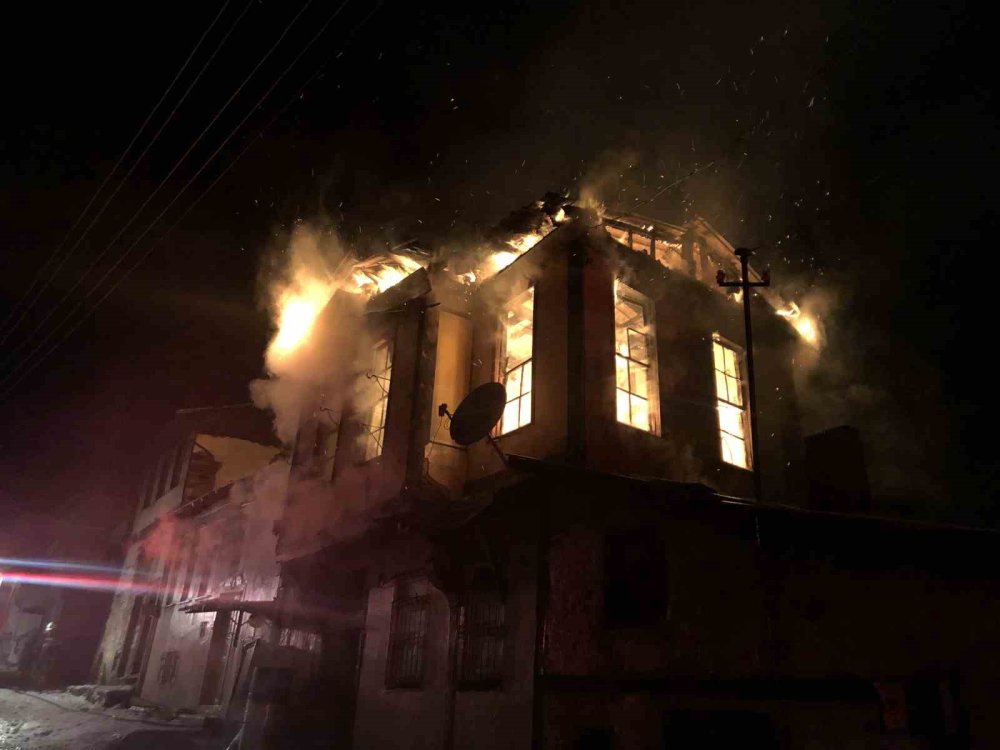 Kastamonu’da Üç Katlı Tarihi Konak Yangında Küle Döndü