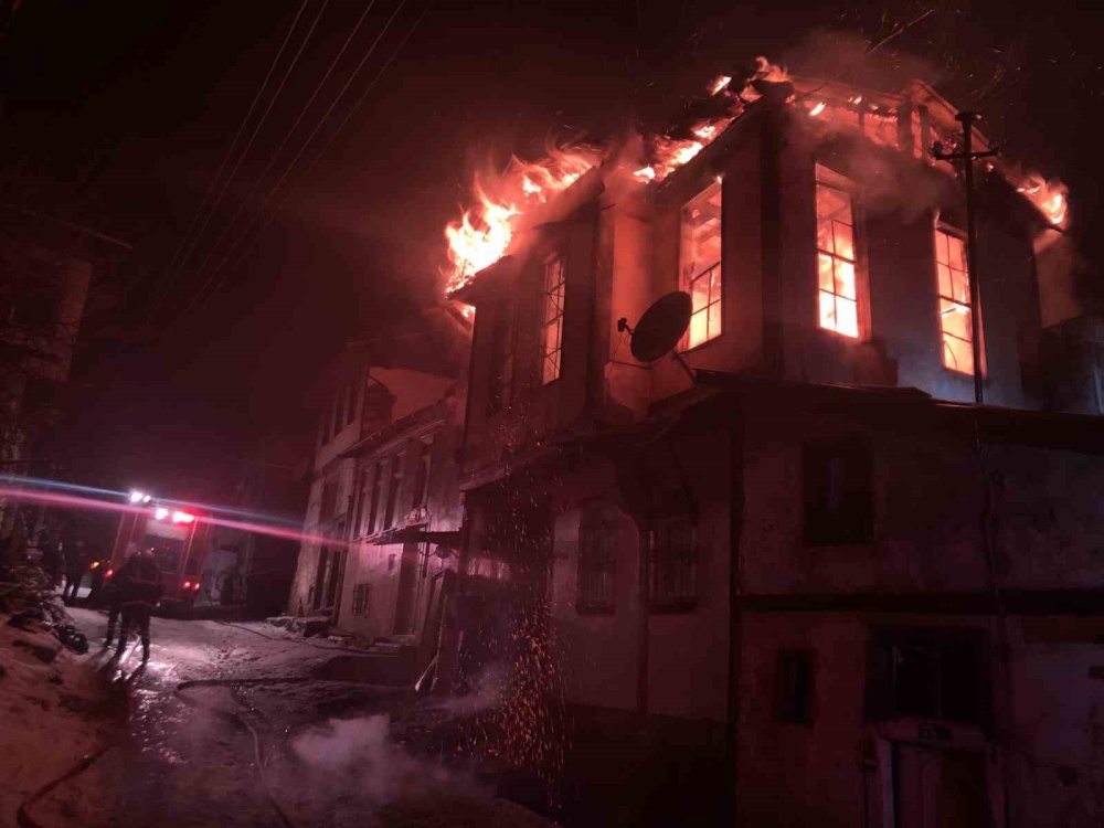 Kastamonu’da Üç Katlı Tarihi Konak Yangında Küle Döndü