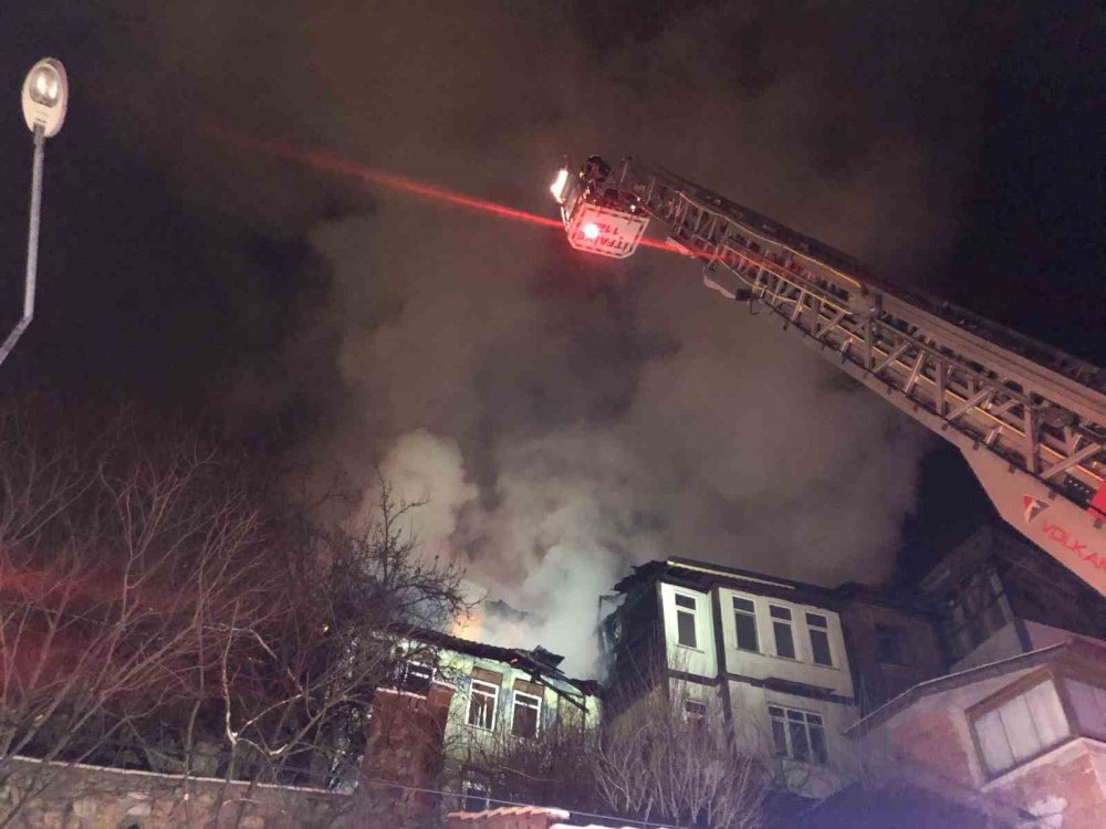 Kastamonu’da Üç Katlı Tarihi Konak Yangında Küle Döndü