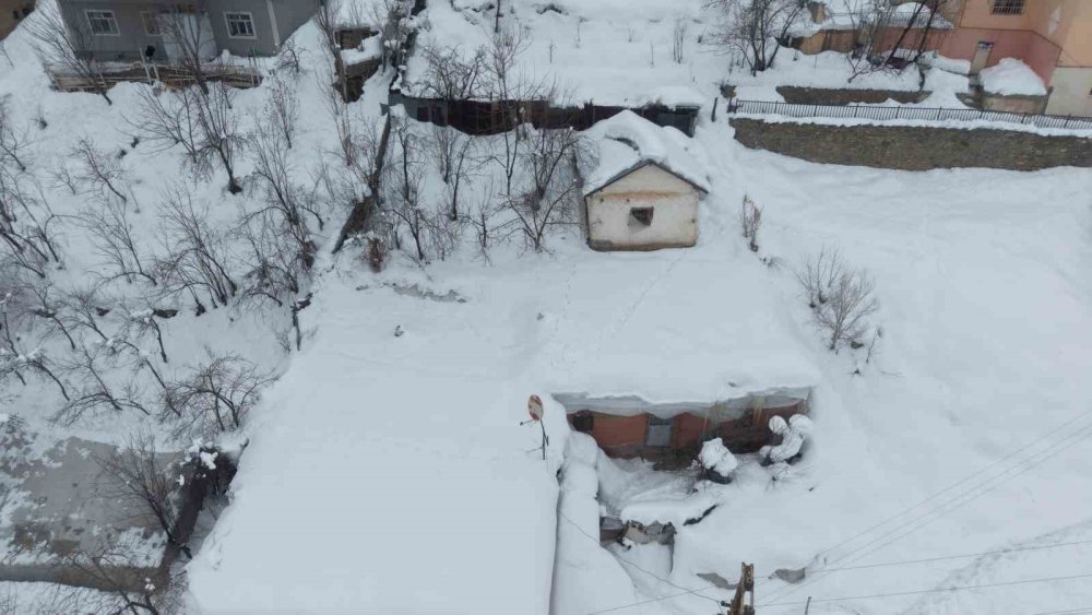 Muş’ta Tek Katlı Evler Kara Gömüldü
