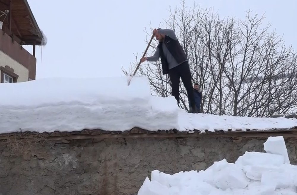 Muş’ta Tek Katlı Evler Kara Gömüldü