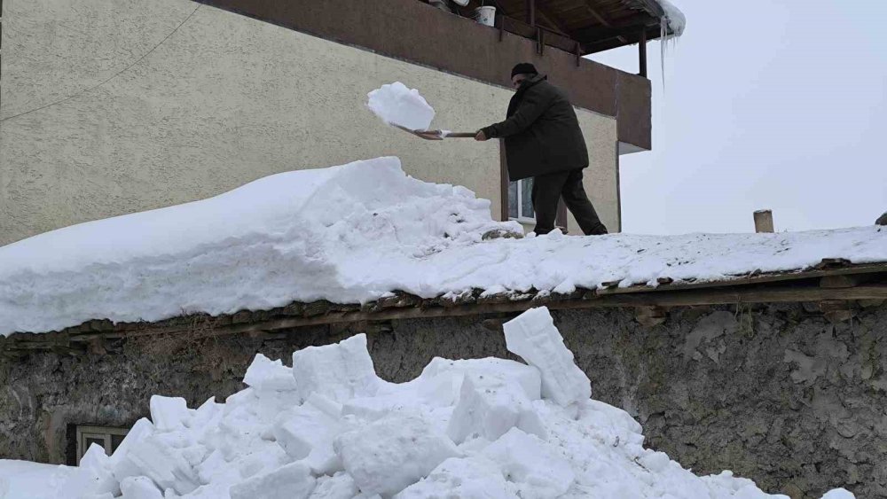 Muş’ta Tek Katlı Evler Kara Gömüldü