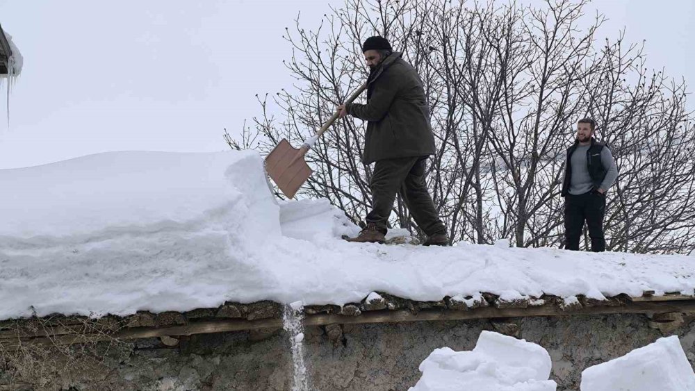 Muş’ta Tek Katlı Evler Kara Gömüldü