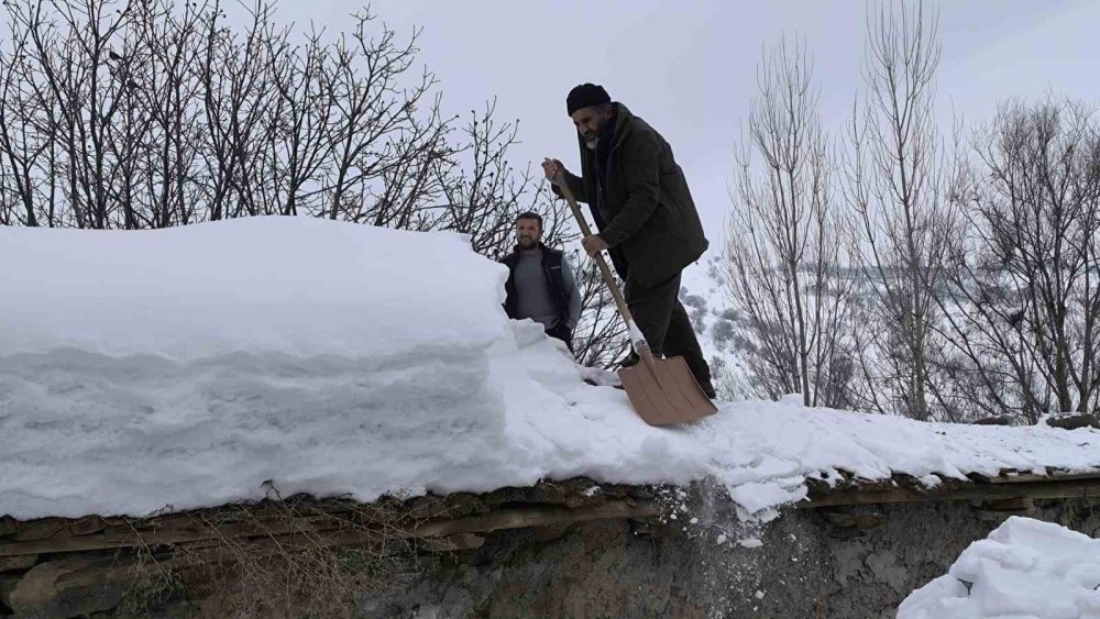 Muş’ta Tek Katlı Evler Kara Gömüldü