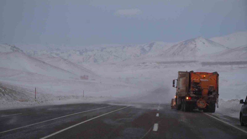 Erzurum-Artvin Kara Yolunda Tipi Etkili Oldu, 6 Araç Kaza Yaptı