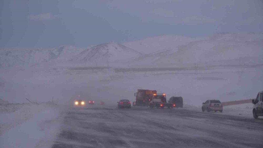 Erzurum-Artvin Kara Yolunda Tipi Etkili Oldu, 6 Araç Kaza Yaptı