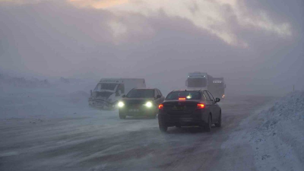 Erzurum-Artvin Kara Yolunda Tipi Etkili Oldu, 6 Araç Kaza Yaptı