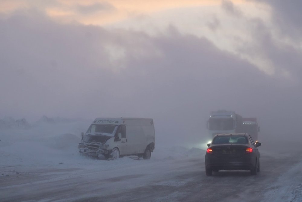 Erzurum-Artvin Kara Yolunda Tipi Etkili Oldu, 6 Araç Kaza Yaptı