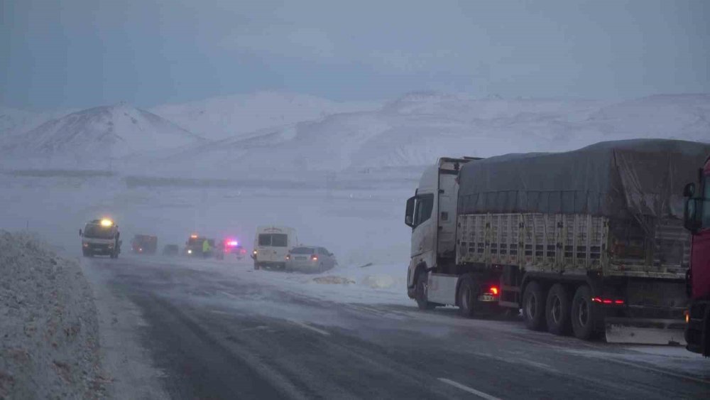Erzurum-Artvin Kara Yolunda Tipi Etkili Oldu, 6 Araç Kaza Yaptı