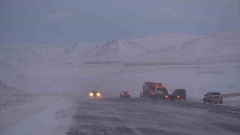 Erzurum-Artvin Kara Yolunda Tipi Etkili Oldu, 6 Araç Kaza Yaptı