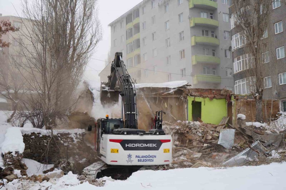 Erzurum’da Güvenlik Ve Huzur İçin Metruk Binalar Tek Tek Yıkılıyor