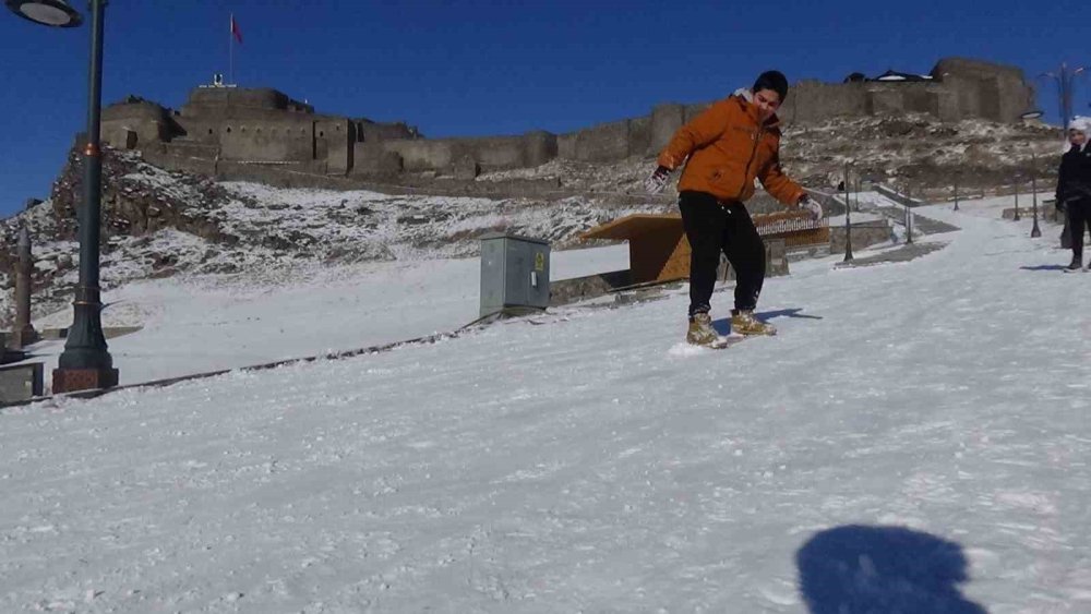 Kars’ta Kızağını Kapan Kale Yokuşuna Koştu