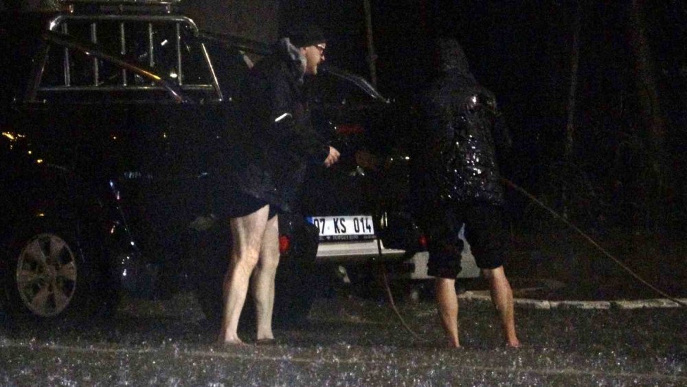 Antalya’da Sağanak Yolları Göle Döndürdü: Çok Sayıda Araç Mahsur Kaldı