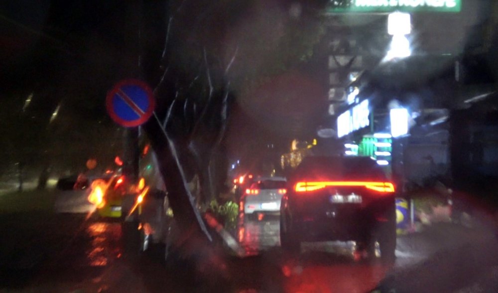 Antalya’da Sağanak Yolları Göle Döndürdü: Çok Sayıda Araç Mahsur Kaldı