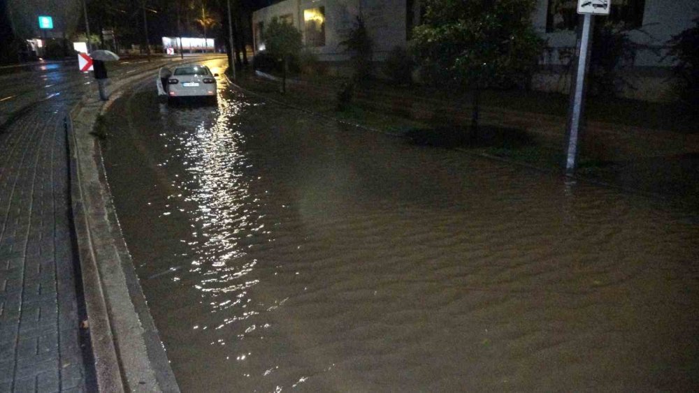 Antalya’da Sağanak Yolları Göle Döndürdü: Çok Sayıda Araç Mahsur Kaldı